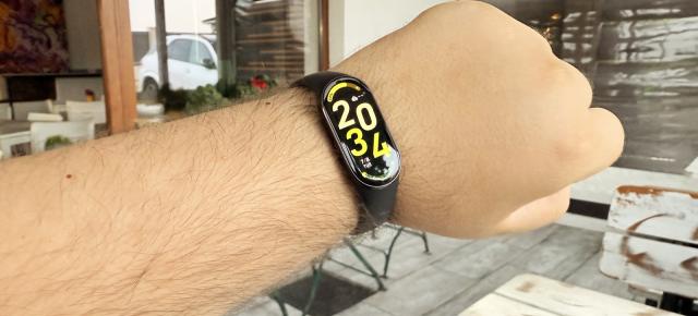 Am testat Xiaomi Smart Band 10! Cea mai nou adiție din gama care a contribuit la accesiunea companiei și chiar depășirea Apple la nivel de vânzări