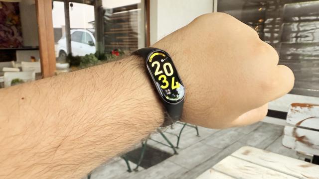 <b>Am testat Xiaomi Smart Band 10! Cea mai nou adiție din gama care a contribuit la accesiunea companiei și chiar depășirea Apple la nivel de vânzări</b>Pe masa de teste Mobilissimo sosesc tot felul de gadget-uri, de dimensiuni variate. Ei bine, vara ne-a adus debutul Xiaomi Mi Band 10 în România, cea mai nouă brățără fitness din portofoliul Xiaomi. E un gadget compact, ușor, accesibil și inteligent