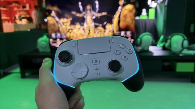 <b>M-am jucat cu Razer Wolverine V2 Pro, controller de PS5 şi PC pentru pasionaţii de shootere</b>Razer Wolverine V2 Pro, noul controller wireless de top de la Razer, licențiat oficial pentru PlayStation, devine disponibil în România începând de mâine. Noi l-am testat deja la evenimentul local de lansare, unde l-am pus la treabă pe un PS5 cu Mortal..