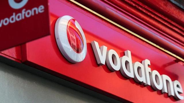 <b>Vodafone România anunță al doilea val de scumpiri din 2025: Abonamentele de telefonie se scumpesc cu 1.3 euro</b>Abonații Vodafone din România vor scoate din buzunar mai mult, începând cu următoarea factură. Operatorul a notificat clienții despre o nouă creștere a tarifelor lunare pentru serviciile de telefonie mobilă. Majorarea se ridică la 1.3 euro (TVA inclus)