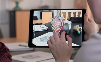 Apple iPad 9.7 (2018) - Fotografii oficiale: next_gen_ar_3_large.jpg
