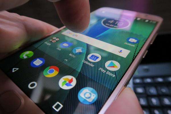 Motorola Moto G5S Plus: OS, UI, aplicaţii curate şi stock