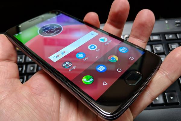 Motorola Moto E4: OS, UI, aplicaţii stock, standard, fără artificii