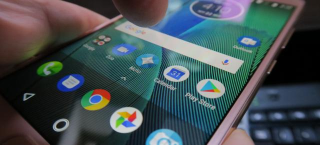 Motorola Moto G5S Plus: OS, UI, aplicaţii curate şi stock