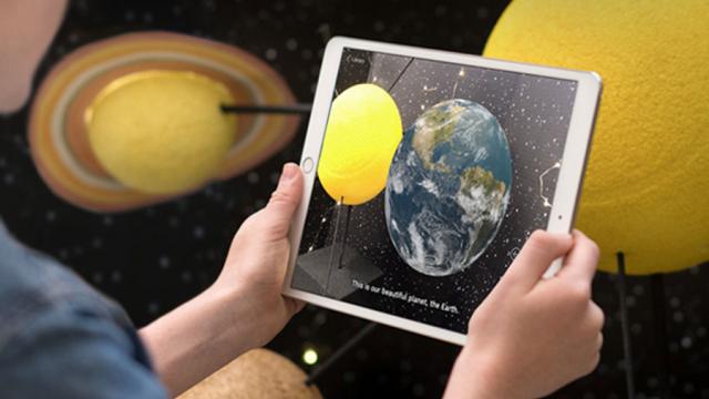 <b>Apple prezintă noul său iPad de 9.7 inch (iPad 9.7), cu suport Apple Pencil, reducere pentru elevi şi studenţi</b>Apple reuşea în sfârşit să aducă la cote rezonabile preţului unui iPad cu modelul de anul trecut, care costă 329 de dolari. Acel device primeşte azi un succesor, un nou iPad de 9.7 inch, care vine cu suport Apple Pencil.
