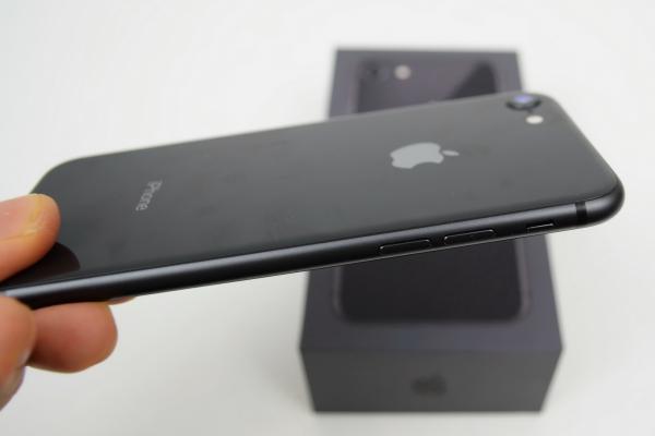 Apple iPhone 8 Unboxing: micuţul cu putere de MacBook e aici şi ştie încărcare wireless (Video)