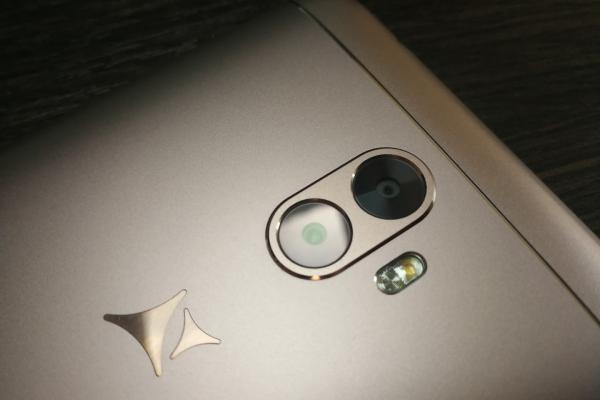 Allview X4 Soul Xtreme: Camera ridică stacheta pentru modelele Allview în general