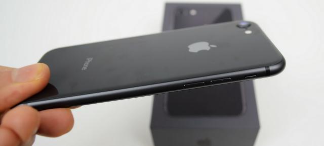 Apple iPhone 8 Unboxing: micuţul cu putere de MacBook e aici şi ştie încărcare wireless (Video)