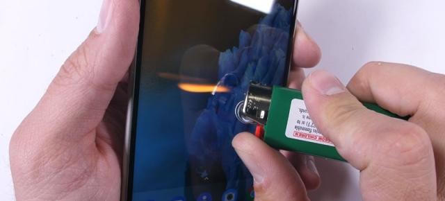 Nokia 8 este zgâriat, îndoit şi pus sub flacără: acesta e testul de rezistenţă JerryRigEverything, trecut cu brio (Video)