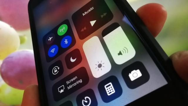 <b>iOS 11 review: ce e nou, ce e diferit şi mai ales ce e special la release-ul 2017 al platformei mobile Apple (Video)</b>Astăzi este momentul oportun să vă prezentăm recenzia lui iOS 11, release-ul pe anul 2017 a celor de la Apple care ajunge pe smartphone-uri și tablete. Modelele iPhone 8, 8 Plus și iPhone X îl rulează din fabrică și vorbim aici despre o versiune care