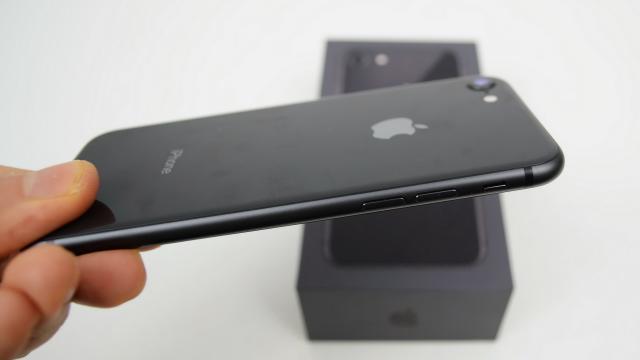 <b>Apple iPhone 8 Unboxing: micuţul cu putere de MacBook e aici şi ştie încărcare wireless (Video)</b>După ce am acoperit în regim de live blog anunţarea lui iPhone 8 şi v-am prezentat şi un hands on cu noile terminale Apple, a venit momentul unui unboxing. Am scos din cutie varianta de 4.7 inch a noului terminal, care judecând după teste recente ar..