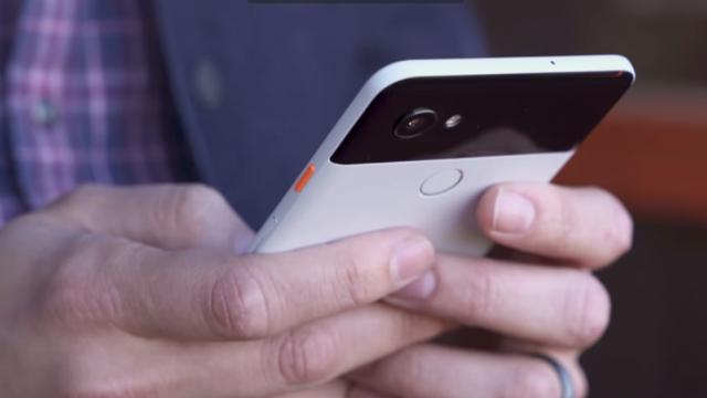 <b>Google Pixel 2 și Pixel 2 XL primesc handson-uri după lansare; iată ce spun publicațiile tech și youtuberii despre noile telefoane</b>La finalul evenimentului Google de ieri seară au început să-și facă apariția online și materiale handson, ba chiar și unboxing-uri ale noilor smartphone-uri Pixel 2 și Pixel 2 XL. O parte dintre acestea le puteți vedea în articolul de față și descoperi