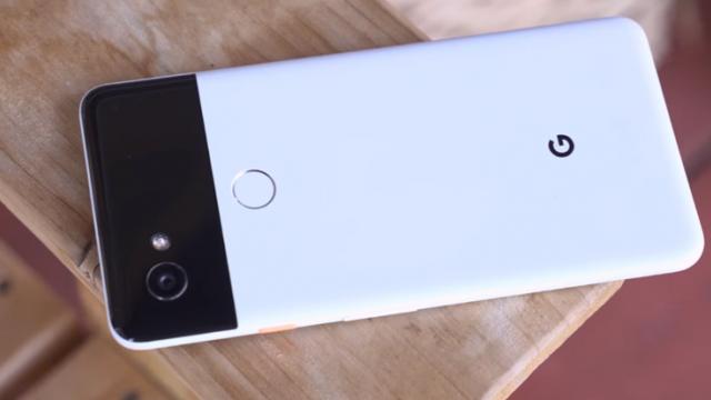 <b>Preț și disponibilitate Google Pixel 2 XL în România</b>Anul acesta cei de la Google au decis să meargă pe un alt partener pentru dezvoltarea phablet-ului cel nou din seria Pixel, acela fiind LG. Astfel sud-coreenii și-au adus priceperea la mijloc și rezultatul a fost numit Google Pixel 2 XL - telefon care 