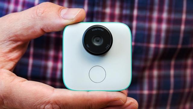 <b>Google Clips este o cameră foto ultra-compactă echipată cu un AI ce realizează fotografii automat la momentul oportun</b>Printre numeroasele lansări Google de ieri 4 octombrie s-a numărat și camera foto numită Google Clips. Aceasta este o cameră ultra-compactă și denumirea sa vine de la "cleștele" din spate care permite atașarea sa chiar și pe haine pentru a surprinde