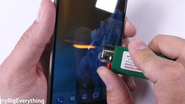 <b>Nokia 8 este zgâriat, îndoit şi pus sub flacără: acesta e testul de rezistenţă JerryRigEverything, trecut cu brio (Video)</b>Deși a întârziat ceva, Nokia 8 ajunge în sfârșit pe masa de teste a lui JerryRigEverything și asta înseamnă că aflăm cum se descurcă terminalul la zgâriere, îndoire și chiar la rezistența ecranului atunci când este supus unei surse de căldură