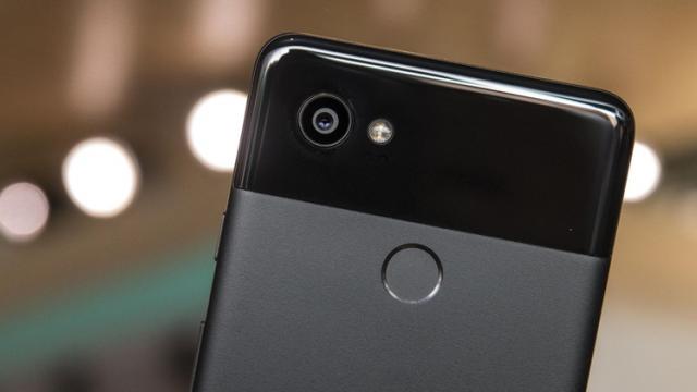 <b>My 2 cents: Google Pixel 2 a terminat-o odată pentru totdeauna cu prostia cu Bokeh/Portrait</b>Prin lansarea smartphone-urilor Pixel 2 și Pixel 2 XL cei de la Google ne-au demonstrat că nu este nevoie de o cameră duală pentru a obține un super efect bokeh în fotografii. Aceste terminale echipate cu o cameră singulară se descurcă de minune