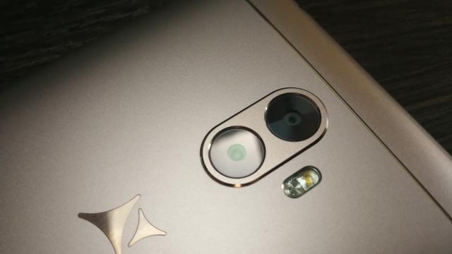 <b>Allview X4 Soul Xtreme: Camera ridică stacheta pentru modelele Allview în general</b>Allview X4 Soul Xtreme se lauda mai mult cu camera selfie de 20 de megapixeli din faţă, decât cu cea principală duala de 13 + 5 MP. Asta pentru simplul fapt că senzorul central al camerei duale, Sony IMX258 nu e chiar la prima tinereţe şi ne este familiar