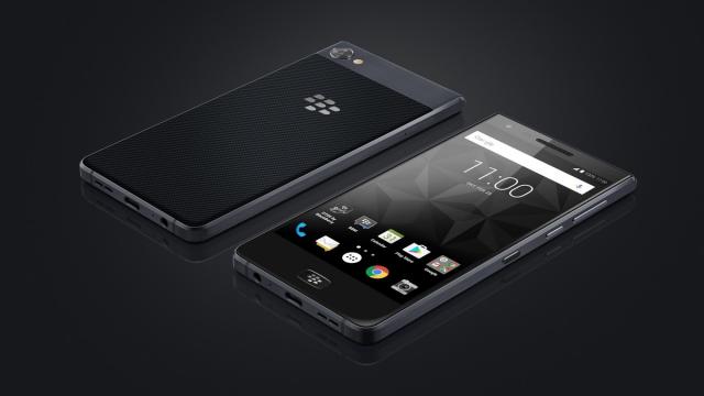 <b>BlackBerry Motion este anunţat oficial, drept un nou smartphone BB fără tastatură fizică şi cu dotări midrange</b>După scăpările de acum o săptămână, BlackBerry Motion a devenit în sfârşit realitate, fiind cel mai nou smartphone BB din epoca TCL, care vine fără tastatura fizică. Terminalul are dotări midrange şi o baterie generoasă.