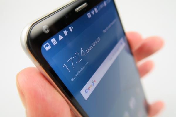 LG Q6: Conectivitate cu un picior în 2015 şi unul în 2017