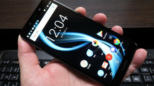 <b>Allview X4 Soul Infinity N: Design arătos, cu aspiraţii de HTC U şi un nou suflu</b>Privit din faţă, dar şi din spate, mai ales pe fugă Allview X4 Soul Infinity poate fi confundat cu noul HTC U11 Plus. De ce? Pentru că are o zonă frontală edge to edge 18:9 similară şi pentru că are un spate ce prinde lumina cam ca modelele U11.