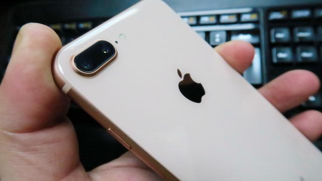 <b>Apple iPhone 8 Plus Review</b>După un unboxing pentru iPhone 8 şi teste de performanţă la sânge am realizat şi prima recenzie amplă pentru iPhone X din România. Revenim acum la gama iPhone 8, pentru a ridica "ciocanul lui Thor" de pe masa de teste, aka iPhone 8 Plus.