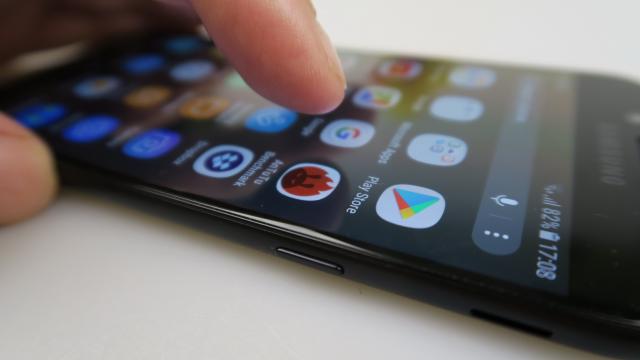 <b>Samsung Galaxy J5 (2017): Benchmark-uri în grafic cu rivalii chinezi şi americani</b>Samsung şi-a mai şlefuit din abordarea internaţională pentru terminalele sale, renunţând la decizia ca unele serii de telefoane să se mai lanseze cu procesoare Exynos pe o piaţă şi Snapdragon pe alta. Astfel, Galaxy J5 (2017) vine cu un procesor Samsung..