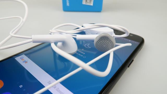 <b>Samsung Galaxy J5 (2017): Multimedia generoasă la egalizare şi volum</b>Samsung Galaxy J5 (2017) are o amplasare atipică a difuzorului muzical, abordare pe care am mai văzut-o pe seria Galaxy J ce e drept. Nu sunt prea mulţi producători care să îşi pună difuzorul lateral şi sus în partea dreaptă, iar decizia nu e rea deloc.