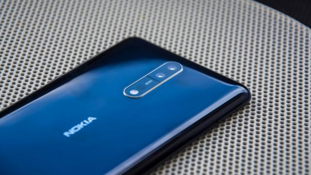 <b>Nokia 8 începe să primească actualizarea la Android Oreo; va ajunge la toți utilizatorii în 2 zile</b>Deși se află pe piață de o bună perioadă de timp, smartphone-ul Nokia 8 nu s-a remarcat într-un mod special, nici măcar prin camera ce oferă optică ZEISS. O face totuși la nivel de software, asta pentru că de astăzi terminalul a început a primi