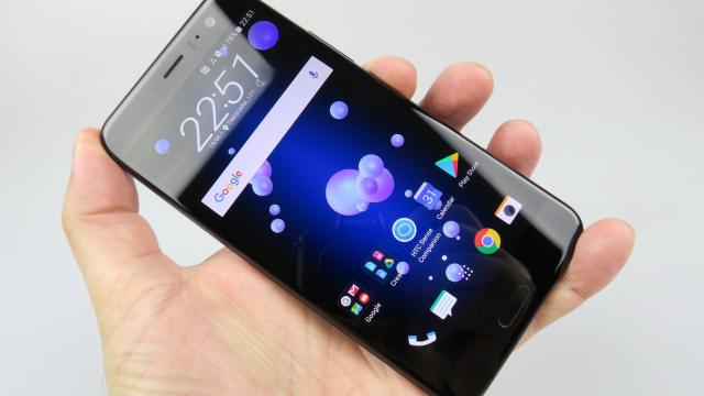 <b>HTC U11 Review</b>A venit, a sosit, e aici! HTC U11 are în sfârşit review la Mobilissimo.ro, la aproximativ o lună de la debutul său. Îl ştim de mult mai multă vreme decât credeţi, pentru că luăm contact cu el în faza de concept HTC Ocean în toamna anului trecut.