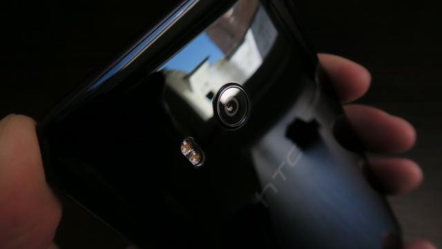 <b>HTC U11: Designul lui U Ultra perfecţionat, compactat, are sens</b>HTC U Ultra a polarizat pe toată lumea cu designul sau lucios, curbat şi care prinde lumina în moduri unice. HTC U11 a preluat feedbackul şi l-a utilizat în mod înţelept, păstrând jocurile de lumină, dar făcând totuşi terminalul mai compact şi mai comod.
