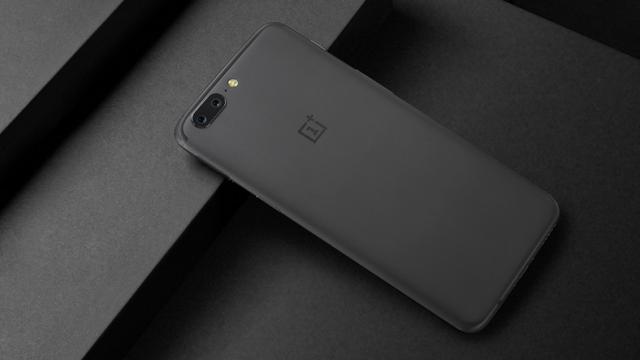 <b>OnePlus 5 cu 40$ mai ieftin pe TomTop decât cumpărat de pe OnePlus.net</b>Smartphone-ul OnePlus 5 este disponibil de ceva vreme la vânzare pe site-ul oficial la prețul de 499 euro, o sumă ceva mai piperată decât cea pe care flagship-ul anterior marca OnePlus îl purta. Dăm astăzi de o ofertă specială la achiziția produsului