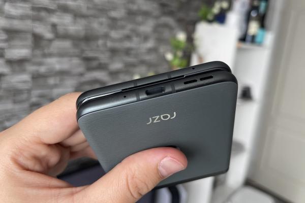 Motorola RAZR 40: Pachetul clasic de difuzoare stereo care îți oferă calitate și volum echilibrat