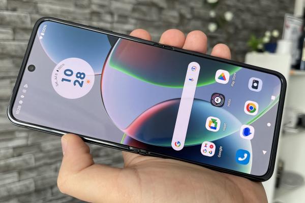 Motorola RAZR 40: Display pliabil AMOLED 144Hz peste așteptări de luminos și un ecran secundar mic dar util