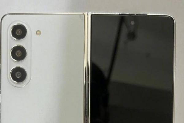 Poze cu machetele lui Samsung Galaxy Z Fold 5 au apărut pe web, cu design de cameră neschimbat