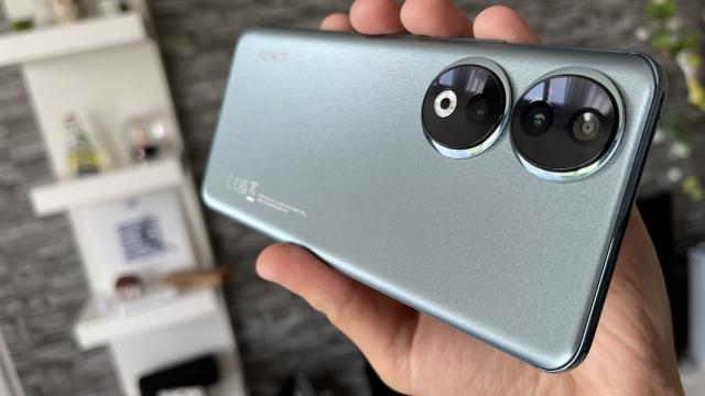 <b>Honor 90 review detaliat în limba română (Evaluare Mobilissimo)</b>Honor 90 a pornit în 2023 cu o abordare ceva mai curajoasă pe piaţa europeană, unde a adus atât un telefon pliabil, Magic Vs, cât şi un flagship Honor Magic 5 Pro cu un accent neobisnut de mare pus pe protecţia ochilor utilizatorilor