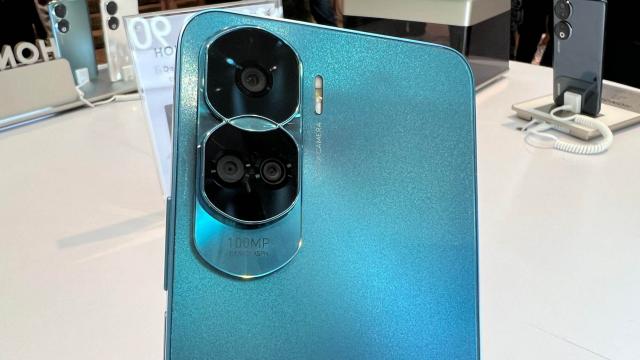 <b>Honor 90 Lite Hands On Review: reîncarnarea Huawei P Lite-urilor, dacă mai ţineţi minte (Video)</b>Dacă Huawei nu prea mai lansează Huawei P Lite-uri în ultimii ani, am regăsit o parte din spiritul unui astfel de produse în noul Honor 90 Lite. El a fost prezentat la Paris pe 6 iulie şi am pus mâna pe el mai jos pentru un hands on

