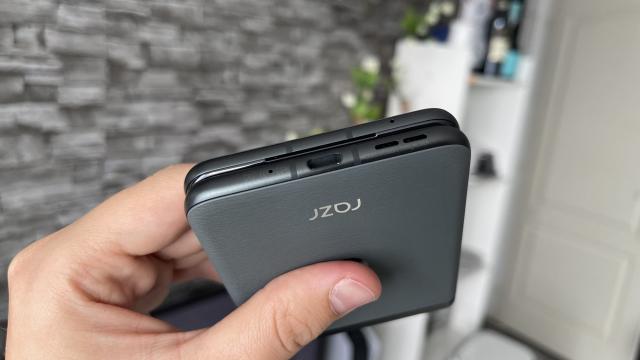 <b>Motorola RAZR 40: Pachetul clasic de difuzoare stereo care îți oferă calitate și volum echilibrat</b>Motorola RAZR 40, la fel ca multe alte smartphone-uri de pe piață, adoptă un setup hibrid de difuzoare stereo. Prin hibrid mă refer la pachetul compus din difuzorul audio de la bază și earpiece-ul pentru convorbiri care se transformă în difuzor 