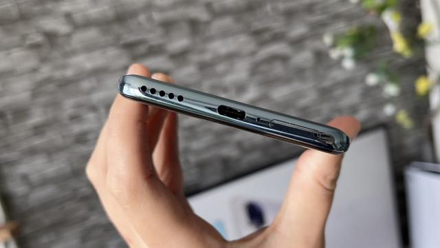 <b>Honor 90: Baterie pregătită mai degrabă de Netflix and chill</b>Honor 90 are o baterie de 5000 mAh, cu încărcare la 66W, upgrade de la bateria de 4800 mAh de pe Honor 70. Are şi încărcare inversă la 5W, având rol de powerbank. Livrează binişor la autonomie şi mă refer la cele 21 ore şi 51 de minute de playback video