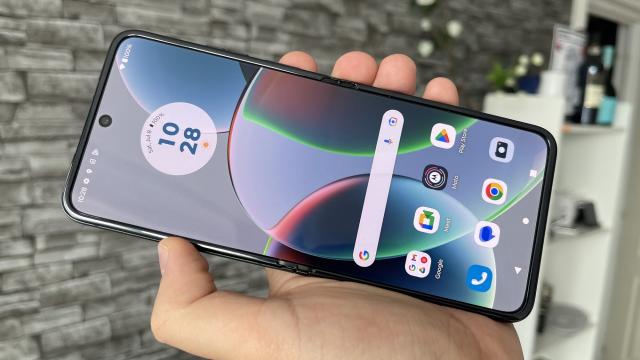 <b>Motorola RAZR 40: Display pliabil AMOLED 144Hz peste așteptări de luminos și un ecran secundar mic dar util</b>Motorola RAZR 40 are multe în comun cu fratele mai mare RAZR 40 Ultra, inclusiv la ecran. Mă refer la cel pliabil, un LTPO AMOLED de 6.9 inch ce oferă rată de refresh de 144Hz, HDR10+ și rezoluție FHD+ de 2640 x 1080 pixeli