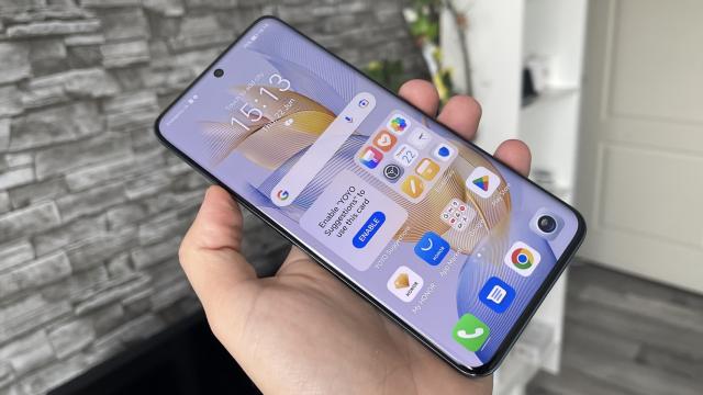 <b>Honor 90: Display cu toată tehnologia cool de pe Magic5 Pro</b>Honor 90 are unul dintre acele display-uri care au printre cele mai înguste muchii de pe piaţă. Clar mai înguste decât pe Honor 70 şi cu un raport ecran-corp spre 90%. Discutăm despre un panou AMOLED de 6.7 inch, în creştere de la cei 6.67 inch