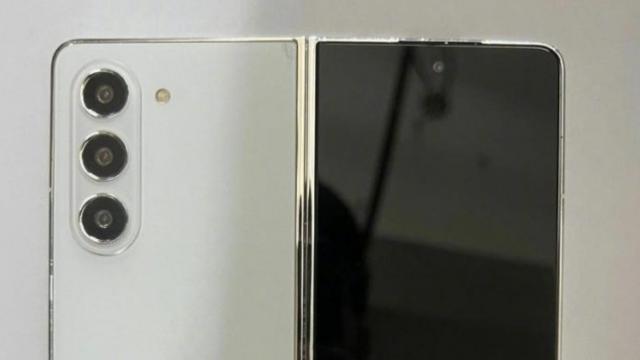 <b>Poze cu machetele lui Samsung Galaxy Z Fold 5 au apărut pe web, cu design de cameră neschimbat</b>Samsung Galaxy Z Fold 5 va fi dezvăluit oficial pe 26 iulie în cadrul unui eveniment Unpacked, unde îl aşteptăm şi pe Galaxy Z Flip 5. Acesta din urmă a avut o scăpare sub formă de machete recent, iar acum Z Fold 5 apare şi el într-o galerie 