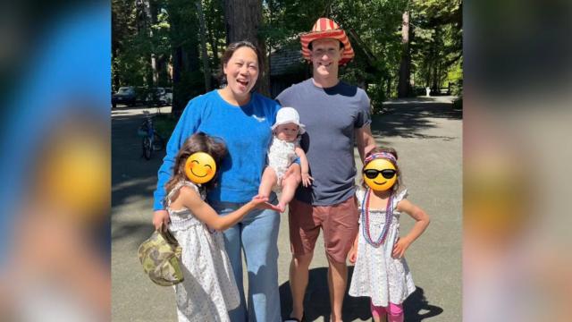 <b>De ce ascunde Mark Zuckerberg feţele copiilor săi în pozele de pe Instagram? </b>Mark Zuckerberg a fost în fluxurile de ştiri în ultima vreme mai degrabă pentru faptul că se pregăteşte de o luptă în cuşcă cu Elon Musk sau pentru lansarea lui Threads. Acum este aici pentru a ne da o lecţie cu privire la privacy

