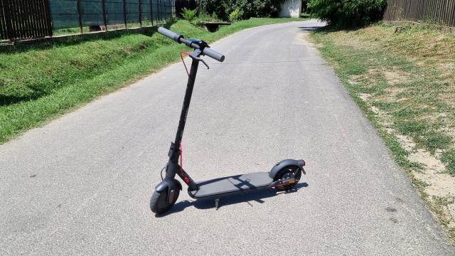 <b>Am testat Xiaomi Electric Scooter 4 Lite! Trotinetă electrică accesibilă, cu șasiu ușor și rezistent, excelentă pentru deplasări rapide în oraș și nu numai</b>În general, sunt trimise în teste produse destinate uzului la interior (telefoane, tablete, laptopuri). Totuși, la mine a sosit de câteva zile trotineta electrică Xiaomi Electric Scooter 4 Lite. Anul trecut testam varianta Pro din seria Electric Scooter 4