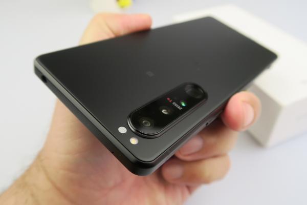 Sony Xperia 1 III Unboxing: cameră periscopică variabilă pe un telefon îngust şi puternic, mai de nişă ca niciodată