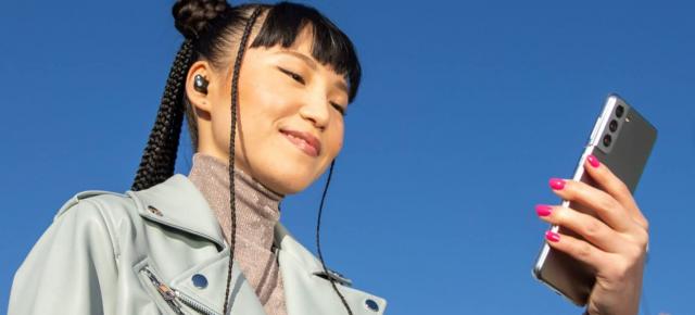 Apple face reclamă la căşti Beats cu un Galaxy S21, apoi îl scoate din reclama după shaming online