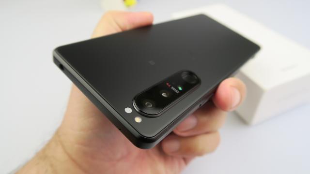 <b>Sony Xperia 1 III Unboxing: cameră periscopică variabilă pe un telefon îngust şi puternic, mai de nişă ca niciodată</b>Sony Xperia 1 III a fost anunţat în aprilie şi aşteaptă sezonul vacantelor şi probabil reglarea furnizării de cipuri pentru a sosi în magazine. În ultimele 24 de ore a început să fie listat la precomanda în ţara noastre, pe la un preţ de 6000 de lei