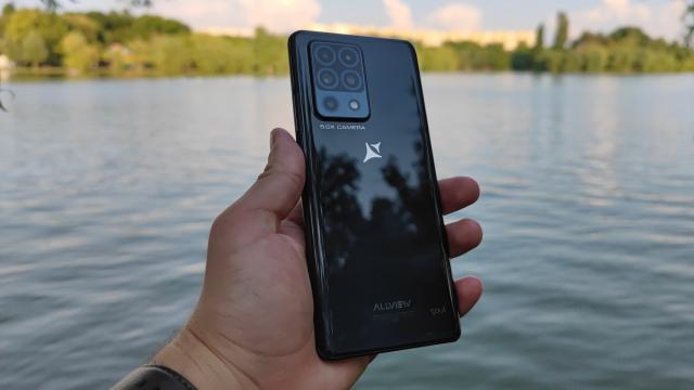 <b>Allview Soul X8 Pro - Construcție solidă și un design familiar</b>Allview Soul X8 Pro a fost o surpriza placuta la capitolul construcție. Deși multe dintre telefoanele mid-range apelează la plastic ca material pentru realizarea ramei și capacului, brașovenii au ales ceva mai premium. Discutam aici despre un ansamblu
