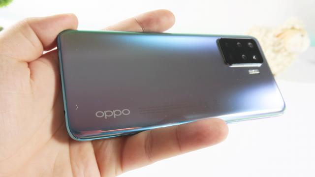 <b>Oppo Reno5 Lite: Hardware cu ecran AMOLED, setup de camere quad și procesor familiar</b>Oppo Reno5 Lite nu plusează foarte mult față de predecesorul său, Reno4 Lite, când vine vorba de hardware. Totuși, avem parte de un design diferit și o singură cameră selfie de această dată. Sunetul este redat tot printr-un difuzor singular, aflat la bază