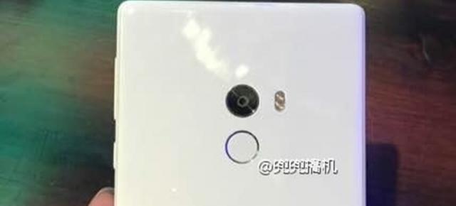 Xiaomi Mi Mix ar urma să primească și o variantă pe alb realizată tot din ceramică