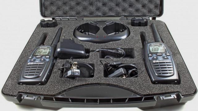 <b>Turul Magazinelor #72: Kit de iarnă cu baterie externă care îţi porneşte maşina, walkie talkie şi camere de bicicletă</b>Este momentul pentru o nouă serie de recomandări din Turul Magazinelor, recomandări care astăzi se concentrează pe câteva gadget-uri și produse foarte utile mai ales acum în prag de iarnă. Printre acestea avem un kit de iarnă cu baterie externă ce 